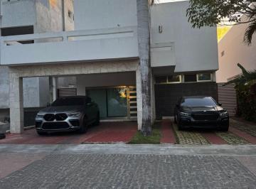 Casa · 300m² · 3 Recámaras · 4 Estacionamientos · Casa - Residencial Campestre