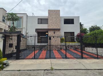 Casa · 220m² · 3 Recámaras · 3 Estacionamientos · Estupenda Casa Para Remodelar con Gran Jardín de 233 m