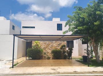 Casa de 3 habitaciones, Conkal · Renta en Priv. Residencial Ambar 3 Recámaras y Cuarto de Servicio con Baño Aprox 300 m²