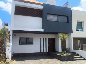 Casa · 259m² · 3 Recámaras · 2 Estacionamientos · Casa Amplia en Venta Fraccionamiento El Refugio, Querétaro