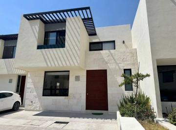 Casa · 180m² · 3 Recámaras · 2 Estacionamientos · Renta Casa Amplia Zibata 3 Recamaras Privada Alberca Seguridad