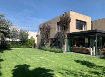 Casa · 1300m² · 4 Recámaras · 6 Estacionamientos · Casa en Venta en San Mateo Tlaltenango