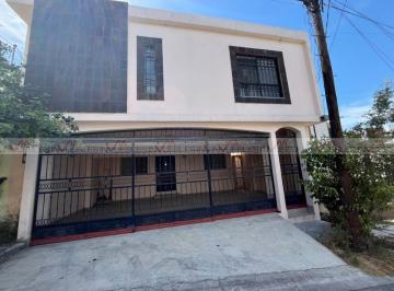 Casa · 231m² · 4 Recámaras · 3 Estacionamientos · Casa en Venta en Valles de La Silla