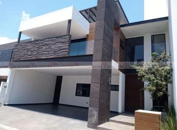 Casa · 520m² · 4 Recámaras · 3 Estacionamientos · Casa en Renta en La Joya Privada Residencial