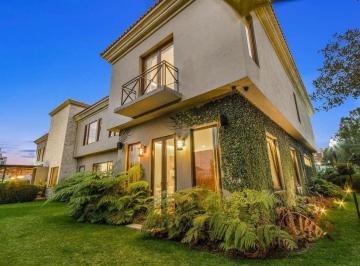 5be7f739ee94295aed0def45de136785e9e07907a3d00f542355692b943070ec · En Venta Casa Amueblada en Lomas Country