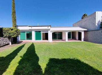 Casa · 508m² · 4 Recámaras · 3 Estacionamientos · Renta Casa Amplia un Piso Gran Jardin Cuarto Servicio 4 Recamaras Cochera Techada