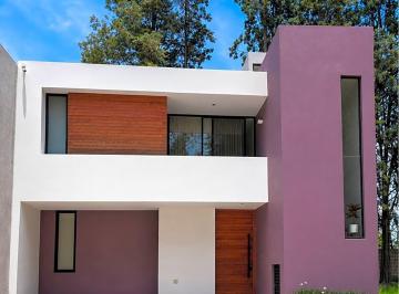 Casa · 198m² · 4 Recámaras · 2 Estacionamientos · Venta de Casa con 4 Habitaciones, Zona Zerezotla