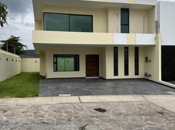 Casa · 275m² · 4 Recámaras · 3 Estacionamientos · Se Vende Casa en Los Robles Coto Helechos 312 en Zapopan Jalisco