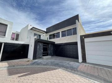 Casa en condominio · 388m² · 4 Recámaras · 3 Estacionamientos · Casa de Lujo en Venta Al Norte en Cerrada San Miguel, Aguascalientes
