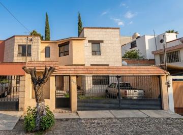 Casa de 4 habitaciones, Corregidora · Comoda Propiedad con Jardin y Excelente Conectividad, lo Mejor a un Super Costo.