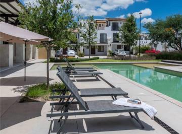 Casa · 125m² · 3 Recámaras · 2 Estacionamientos · Casa en Renta con Jardín y Alberca en Torre de Piedra Gran Reserva, El Salitre