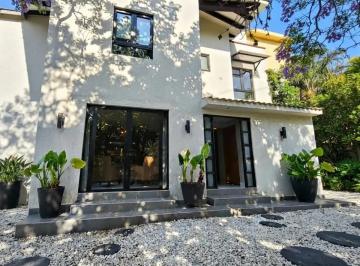 Casa · 348m² · 5 Recámaras · 3 Estacionamientos · Moderna, Iluminada Casa en Lomas de Chapultepec