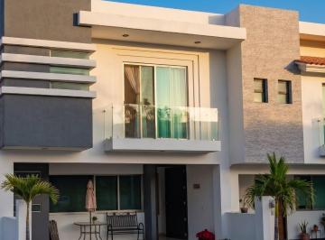 Casa de 4 habitaciones, Zapopan · Casa en Venta Dentro de Coto, Real de Valdepeñas | 4 Recámaras, Estudio en Pb y Vista Al Parque