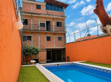 Casa · 200m² · 5 Recámaras · 3 Estacionamientos · Casa en Renta con Alberca en Jiutepec, en La Col. Otilio Montaño.