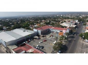 Local comercial , Cuernavaca · Renta de Local Comercial en Planta Baja con Estacionamiento Al Frente