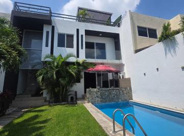 Casa · 215m² · 4 Recámaras · Casa en Venta en Fraccionamiento Burgos en Privada con Alberca