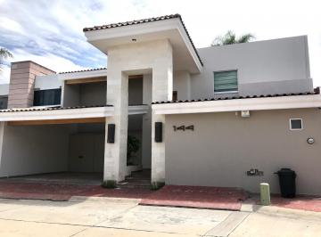 Casa · 4 Recámaras · 2 Estacionamientos · Casa en Renta Fracc. Jardines del Campestre