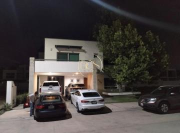 Casa · 420m² · 4 Recámaras · 2 Estacionamientos · Casa en Venta San Lorenzo Celaya