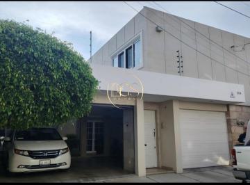 Casa · 675m² · 4 Recámaras · 3 Estacionamientos · Casa en Venta Alameda Celaya