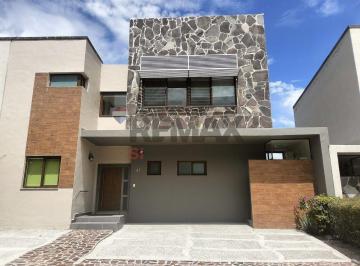 Casa · 248m² · 4 Recámaras · 2 Estacionamientos - Remax Si · Rcv Casa Venta Altozano