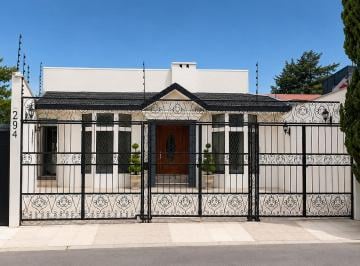 Fachada · Casa de Una Sola Planta en Venta en Parques de La Herradura, Huixquilucan