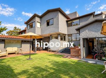 Casa moderna con jardín y terraza.png · Casa en Venta en Bosques de La Herradura