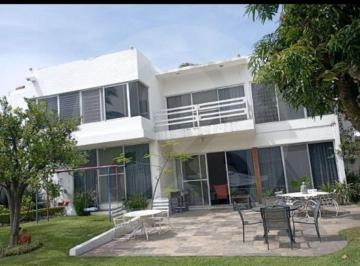 Casa · 1050m² · 4 Recámaras · 5 Estacionamientos · Privada Las Fincas: Casa en Venta en Las Palmas