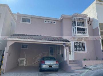 Casa · 240m² · 3 Recámaras · 2 Estacionamientos · Casa en Renta en Bosques de Las Cumbres