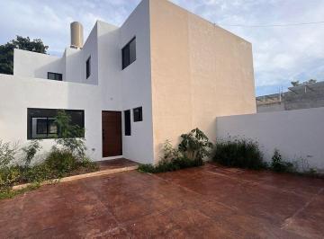 ffcabcc17ebe950db5cff64b7d606073fed6b34d88dd096fac0e40b620e329b6 · Residencia Contemporánea con Alberca y Recámara en Planta Baja