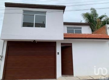Casa · 291m² · 3 Recámaras · 2 Estacionamientos · Casa en Venta en Santiago Momoxpan