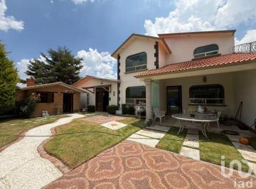 Casa · 400m² · 4 Recámaras · 4 Estacionamientos · Casa con Amplio Jardín y Salón de Eventos