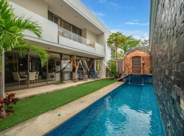 Casa · 304m² · 3 Recámaras · 5 Estacionamientos · Casa en Venta, Cumbres, Cancún