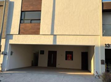 Casa · 277m² · 4 Recámaras · 2 Estacionamientos · Casa en Venta en Santoral Dominio Cumbres