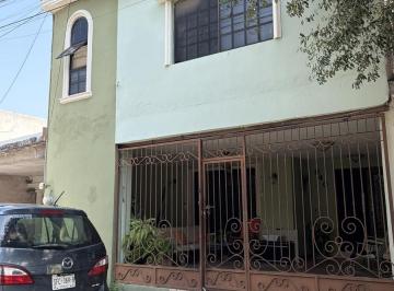 Casa · 122m² · 4 Recámaras · 1 Estacionamiento · Amplia Casa en Venta en Hacienda Los Morales 2º Sector