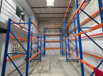 Capacidad Total de 40 posiciones y mas · Bodega con Racks de Ubicaciones + Oficinas