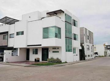 Casa en condominio de 4 habitaciones, Querétaro · Casa en Renta en Fraccionamiento Privado Lucepolis en Milenio III Queretaro