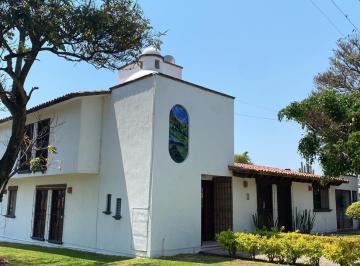 Casa · 272m² · 3 Recámaras · 6 Estacionamientos · Casa en Fraccionamiento en Lomas de Cocoyoc, Atlatlahucan, Morelos