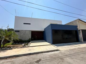 Casa · 3 Recámaras · 2 Estacionamientos · Casa - Fraccionamiento Bugambilias