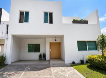 Casa en condominio · 263m² · 3 Recámaras · 2 Estacionamientos · Venta o Renta de Casa Bosques de Santa Anita