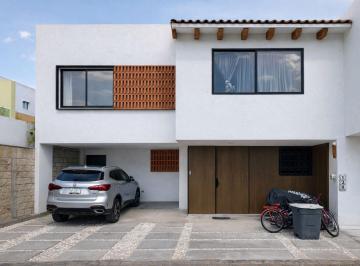 Casa · 309m² · 4 Recámaras · 2 Estacionamientos · Casa en Venta en Residencial Zerezotla