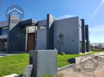Casa · 700m² · 4 Recámaras · 4 Estacionamientos · Casa en Renta Fraccionamiento El Campanario