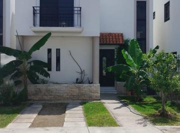 Casa en condominio de 3 habitaciones, Benito Juárez · ¡Tu Nuevo Hogar en Gran Santa Fe Plus, Cancún! (Recién Renovado y Sin Detalles)
