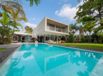 Casa · 850m² · 4 Recámaras · 6 Estacionamientos · Residencia en Fraccionamiento Cerrado de Lujo