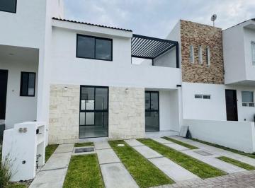 Casa en condominio de 2 habitaciones, El Marqués · Casa con Recamara en Planta Baja, Alberca y Cancha de Tennis en Privada