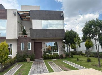 Casa · 3 Recámaras · 2 Estacionamientos · Renta de Casa