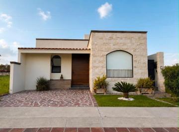 Casa · 318m² · 3 Recámaras · 2 Estacionamientos · Casa en Venta en Fraccionamiento La Valenciana