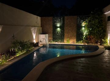 Casa · 250m² · 3 Recámaras · 2 Estacionamientos · Casa Amueblada en Renta en Residencial La Piedra 2 Cancún con Alberca y Jardín 3 Recámaras