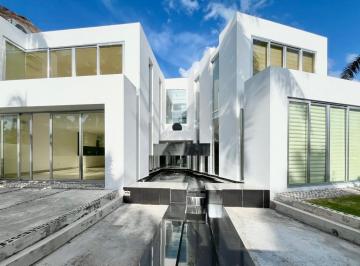 Casa · 500m² · 3 Recámaras · 4 Estacionamientos · Casa en Venta/renta, 3 Recámaras, Isla Alegre, Isla Dorada, Zona Hotelera, Cancún