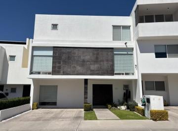Casa · 387m² · 4 Recámaras · 2 Estacionamientos · Residencia Moderna con Vistas a La Presa Cañadas del Lago Queretaro