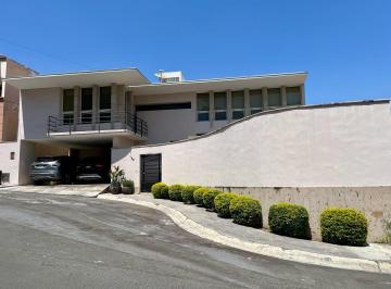 Casa · 400m² · 3 Recámaras · 2 Estacionamientos · Casa en Venta en San Jerónimo Al Poniente de Monterrey, N. L.